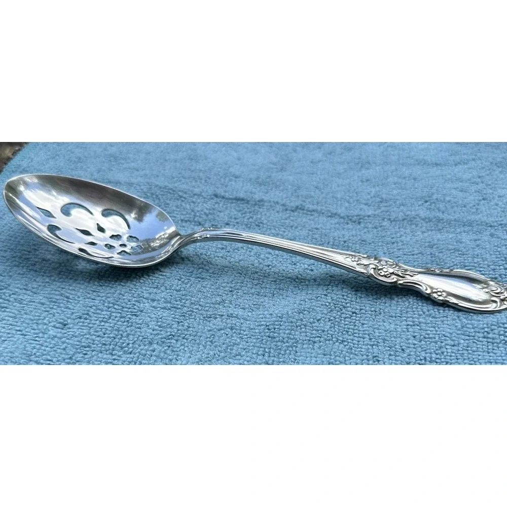 Oneida Community Louisiana Pierced Serving Spoon Stainless Flatware 8.5